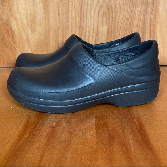 Womens 6 Crocs On The Clock Work Slip On Shoes Black SEF1572 - Picture 3 of 8